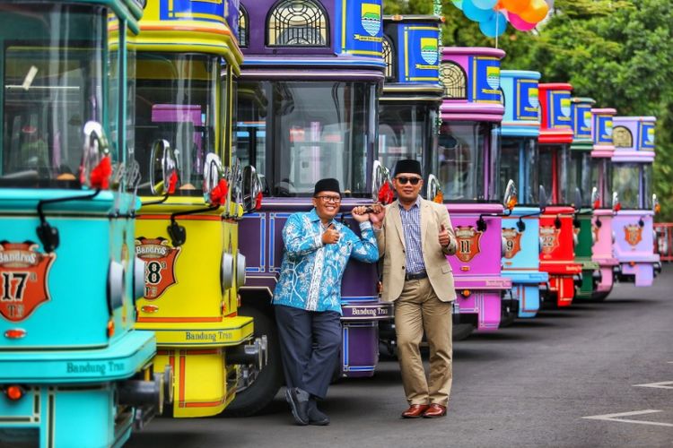 Wali Kota Bandung Ridwan Kamil bersama Wakil Wali Kota Bandung Oded M Danial saat berfoto di depan mobil wisata bandung Tour on Bus (Bandros) di Balai Kota Bandung, Jalan Wastukancana, Jumat (19/1/2018).