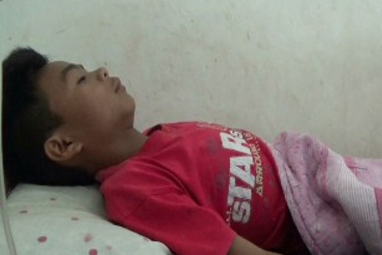 Gusti (14), seorang siswa kelas VIII SMP swasta Salu Mandalle, dirawat di Rumah Sakit Bunua Mamase, Kabupaten Mamasa, sejak Rabu (26/7/2017) lalu. Dia duga telah dianiaya oleh kepala sekolah SMP Salu Mandalle itu.