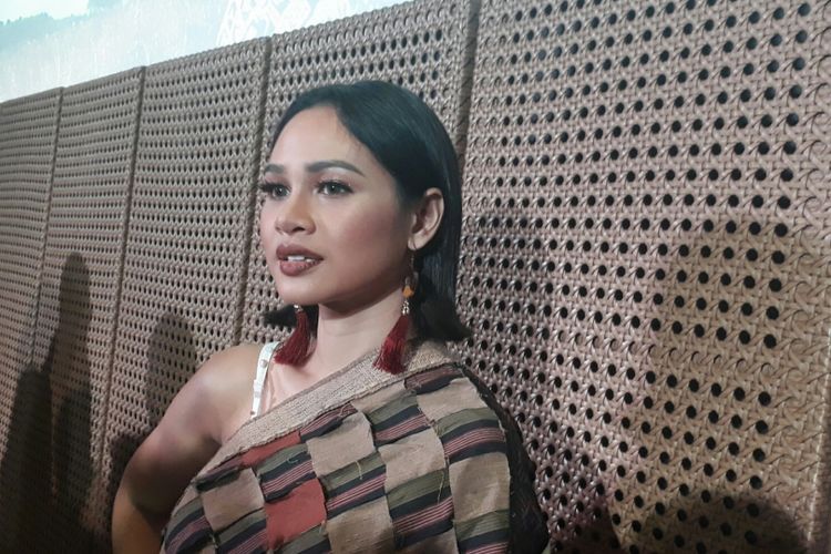 Andien meluncurkan singel terbarunya yang berjudul Indahnya Dunia di Galeri Indonesia Kaya, Grand Indonesia, Jakarta Pusat, Selasa (15/8/2017).