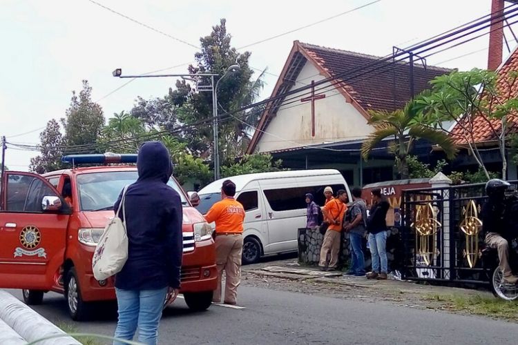 Situasi di depan Gereja Santa Lidwina, Bedog, saat jalannya rekonstruksi.