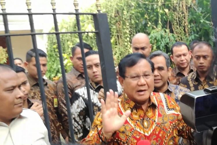 Ketua Umum Gerindra Prabowo Subianto kembali ke kediamannya di kawasan Kertanegara, Jakarta, Kamis (9/8/2018). 