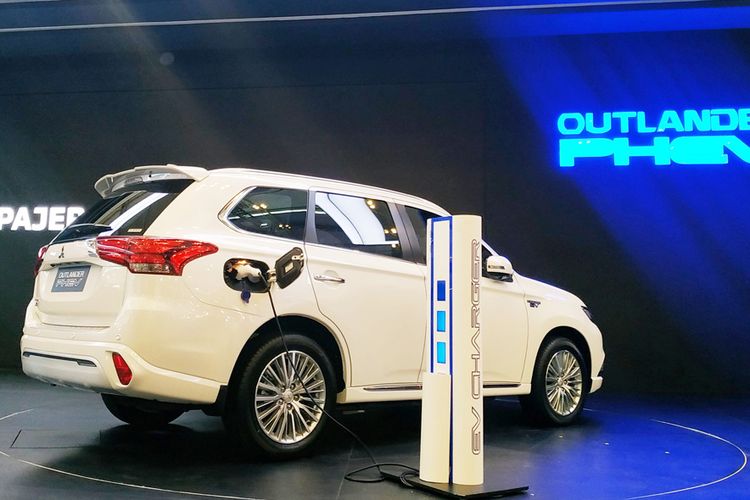 Mitsubishi resmi masuk ke segmen kendaraan ramah lingkungan dengan memasarkan model baru, Outlander PHEV di GIIAS 2019.