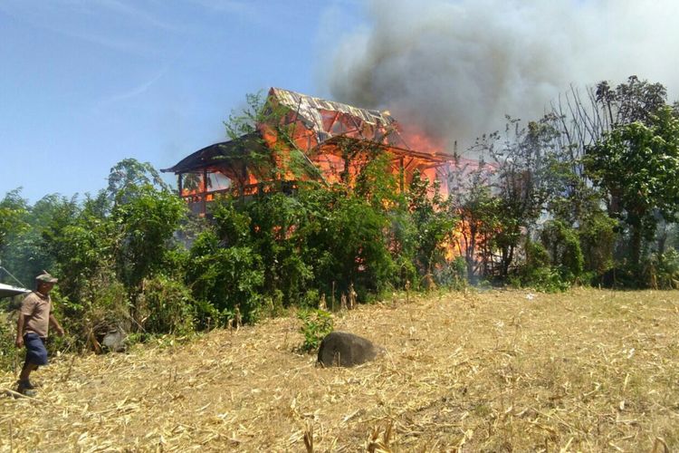 Rumah milik Hasnah Daeng Kinang (50) di Kabupaten Jeneponto, Sulawesi Selatan tengah terbakar hebat, Senin, (21/8/2017).