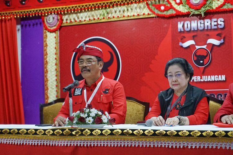 Ketua Sidang Kongres V Soerya Respationo saat memberikan keterangan seusai sidang penetapan kembali Megawati Soekarnoputri sebagai Ketua Umum PDI-P di Hotel Grand Inna Bali Beach, Bali, Kamis (8/8/2019).