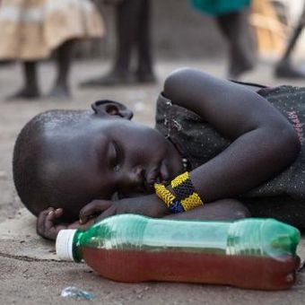Seorang bocah perempuan tertidur di jalanan kota Minkammen, 25 kilometer sebelah selatan Bor, Sudan Selatan. Kawasan itu sudah dipenuhi pengungsi yang meninggalkan kota Bor yang menjadi ajang pertempuran. Sebanyak 80.000 warga kota Bor kini berdesakan di kamp pengungsi yang padat di tepian sungai Nil.