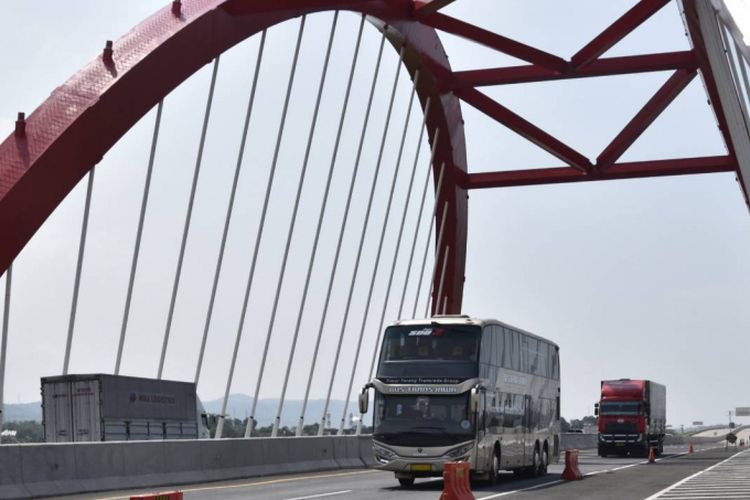 Bus Scania K410IB milik PO Putera Mulya Sejahtera yang mengklaim diri sebagai bus trans Jawa pertama, melintasi Jembatan Kali Kuto di ruas tol Semarang-Batang.