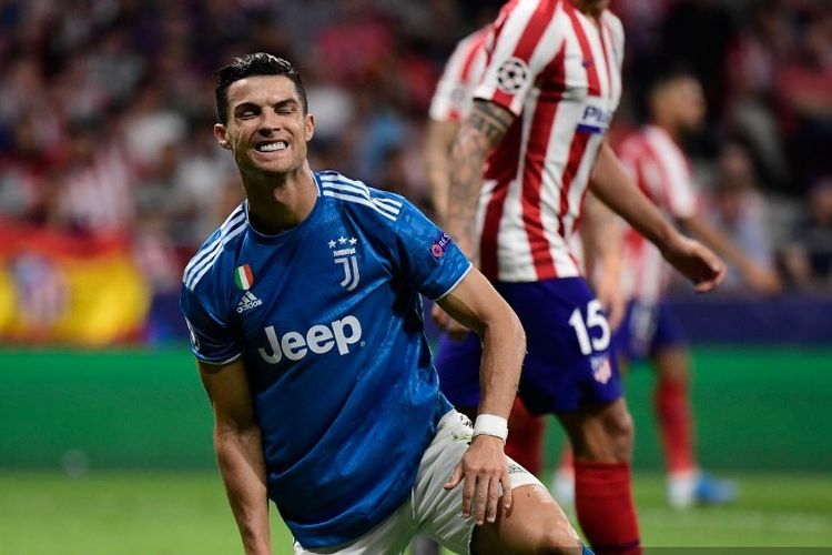 Cristiano Ronaldo tampak menahan nyeri seusai diganjal lawan pada pertandingan Atletico Madrid vs Juventus di Stadion Wanda Metropolitano dalam matchday 1 Liga Champions, 18 September 2019. 