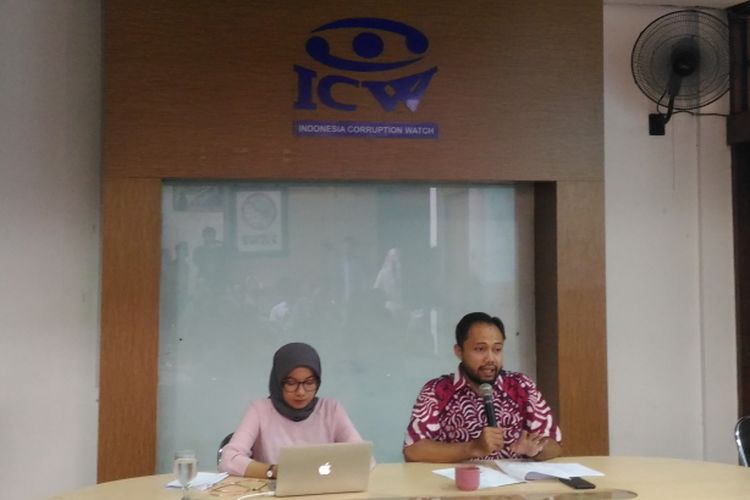 Peneliti Indonesia Corruption Watch, Almas Sjafira (Kiri) dan Donal Fariz (Kanan) saat pemaparan data di kantor ICW, Jakarta, Rabu (8/1/2019).  