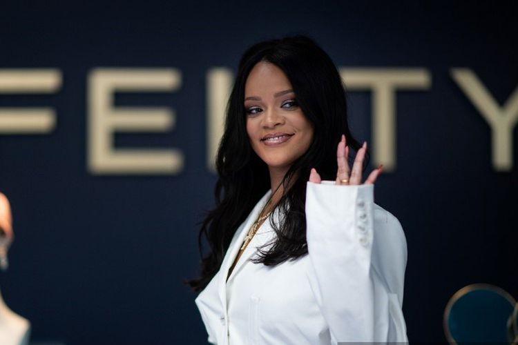 Penyanyi Rihanna berpose pada acara promosi merek lini fashion-nya, Fenty, di Paris, Perancis, 22 Mei 2019.