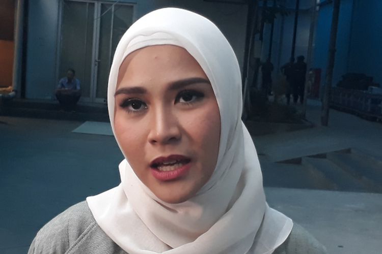 Zaskia Adya Mecca diwawancara setelah mengisi sebuah acara bincang-bincang di televisi, di kawasan Mampang Prapatan, Jakarta Selatan, Selasa (19/9/2017).
