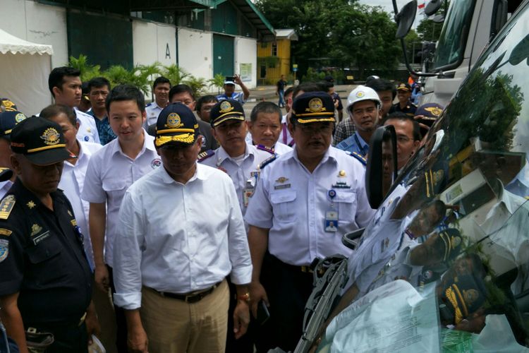 Pelaksanaan pemeriksaan kelaikan kendaraan atau ramp check oleh Direktur Jenderal Perhubungan Darat Kemenhub, Budi Setyadi di Cilincing, Jakarta Utara, Minggu (10/12/2017).