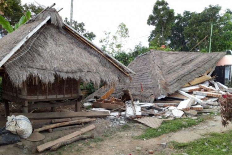 Dua rumah ada di Senaru, Lombok Utara, NTB ketika terjadi gempa bermagnitudo 7. Rumah ada yang lebih alami tahan dari guncangan gempa tersebut.
