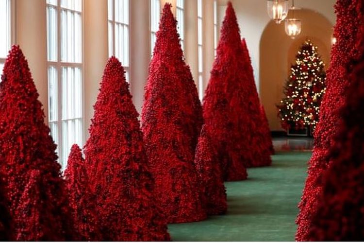 Pohon natal merah, ide dari Melania Trump hiasi salah satu lorong di Gedung Putih.