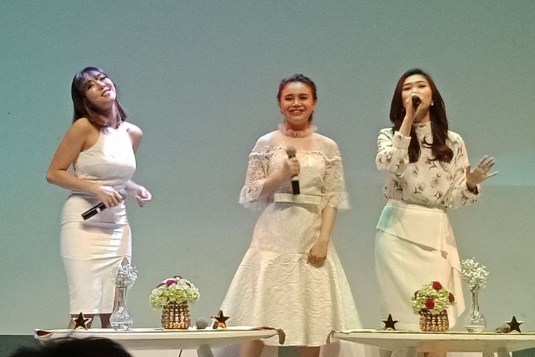 Gisella Anastasia, Rossa dan Isyana Sarasvati membuka acara launching brand ambassador Oriflame di Lotte Shopping Avenue, Kuningan, Jakarta Selatan, Kamis (1/2/2018).