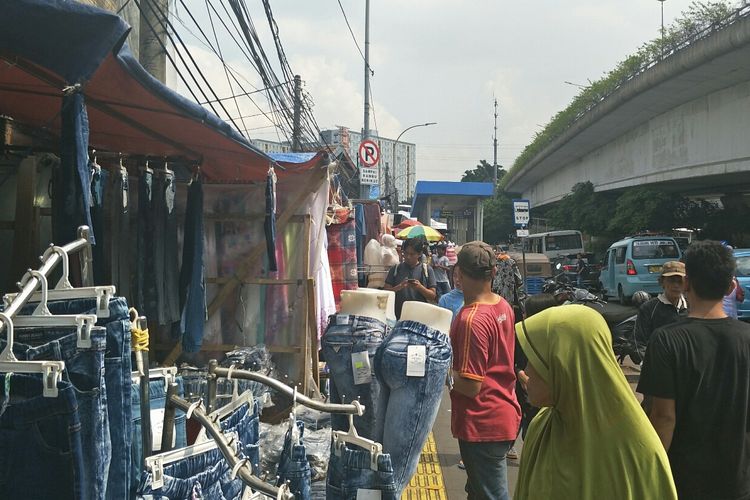 Pedagang kaki lima di Jalan Jati Baru, Tanah Abang, Kamis (23/5/2019).
