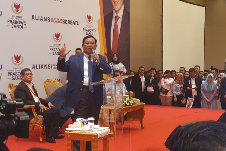 Prabowo Subianto saat menghadiri deklarasi dukungan dari Otto Hasibuan dan ribuan advokat yang tergabung dalam Aliansi Advokat Indonesia Bersatu di Balai Kartini, Jakarta, Kamis (11/4/2019).