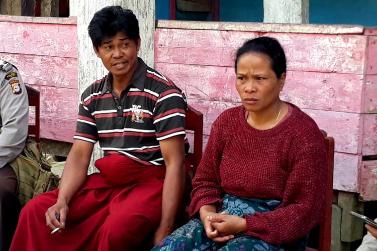 Kedua orangtua Anugerah Tandi Rannu saat ditemui di rumahnya di desa Katun Poya, kecamatan Kapala Pitu, Toraja Utara, Jumat (07/12/2018) 