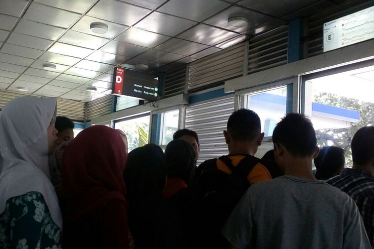 Antrean panjang penumpang transjakarta tujuan JIExpo di Halte Transjakarta Monas, Jakarta Pusat, Selasa (27/6/2017).