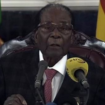 Potongan gambar dalam video pidato Presiden Zimbabwe Robert Mugabe di televisi nasional. Dia memberikan pidato untuk menanggapi pemecatan dirinya oleh partai berkuasa Zanu-PF. (AFP).