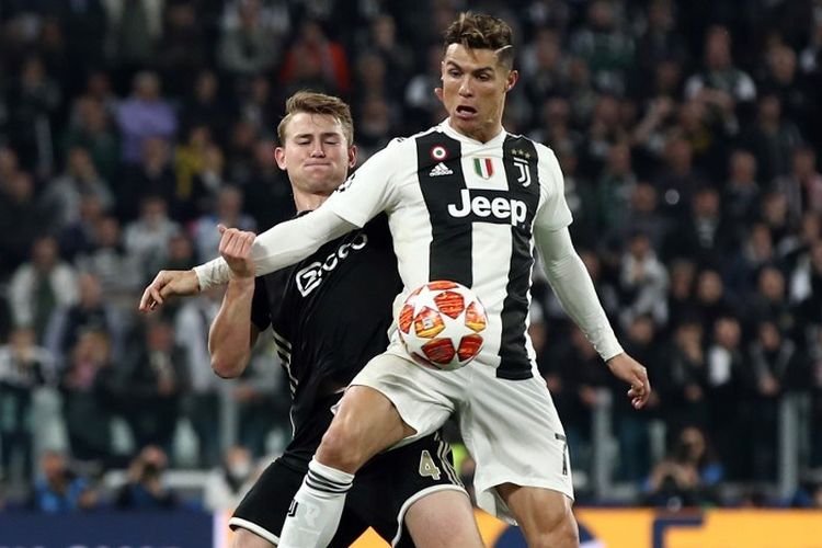 Cristiano Ronaldo mendapat pengawalan ketat dari Matthijs de Ligt pada pertandingan Juventus vs Ajax Amsterdam dalam perempat final Liga Champions di Stadion Allianz, 16 April 2019. 
