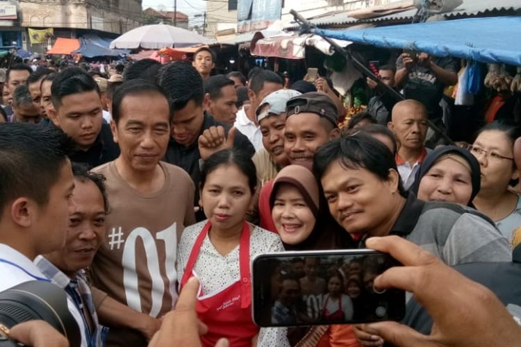 Calon presiden nomor urut 1 Joko Widodo, Sabtu (24/11/2018), blusukan di Pasar Gintung, Lampung.