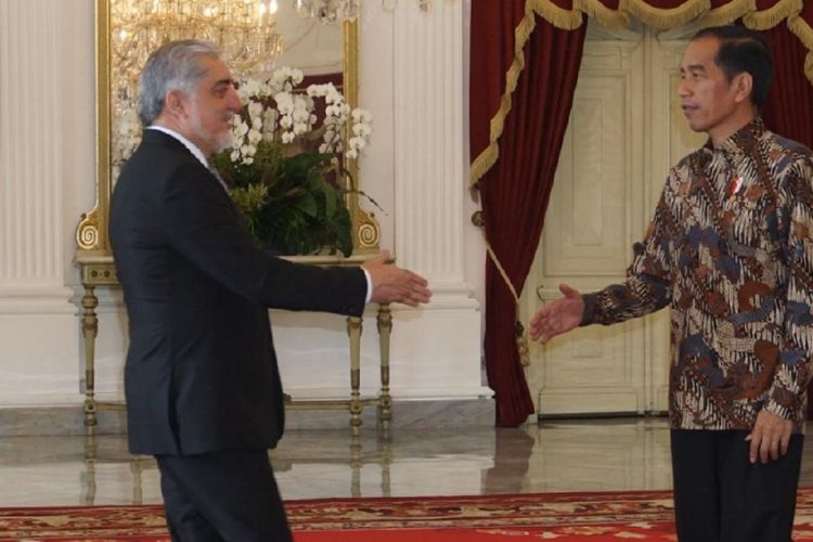 Presiden Joko Widodo menerima Kunjungan Kehormatan Chief Executive Afghanistan, Abdullah Abdullah, di Istana Merdeka, Jakarta, Kamis (4/10/2018). 