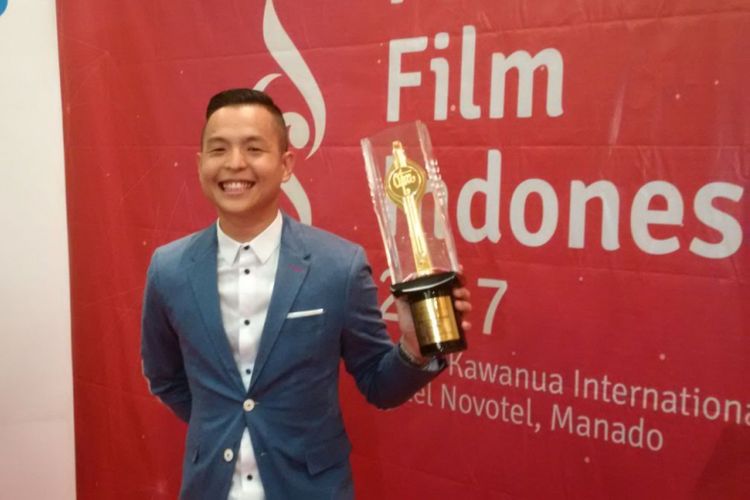 Ernest Prakaaa mendapatkan Piala Citra sebagai Penulis Skenario Asli Terbaik untuk film Cek Toko Sebelah pada Festival Film Indonesia (FFI) 2017, di Grand Kawanua International City, Manado, Sulawesi Utara, Sabtu (11/11/2017) malam.