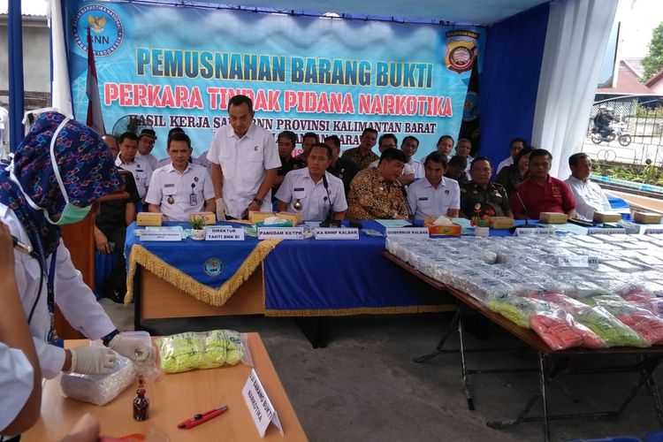 Pemusnahan sebanyak 107 kilogram sabu dan 114 ribu butir ekstasi, di Kantor BNNP Kalbar, Jalan Parit Haji Husein, Pontianak, Kalimantan Barat, Kamis (11/4/2019)