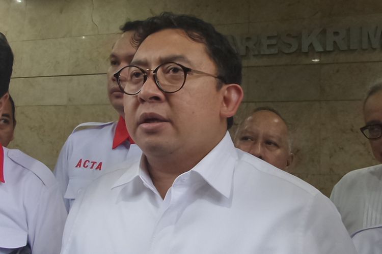 Wakil Ketua DPR RI Fadli Zon melaporkan sejumlah akun di media sosial karena menyebarkan hoaks ke Bareskrim Polri, Jakarta, Jumat (2/3/2018).