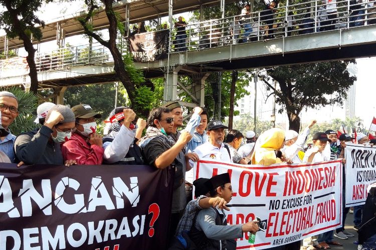 Massa aksi di MK yang datang dari Surabaya bentangkan spanduk Arek Suroboyo Aksi Kedaulatan Rakyat, Kamis (27/6/2019)