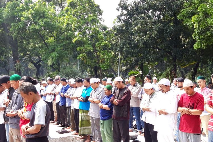 Massa aksi kawal MK shalat di tempat yang disediakan TNI di depan Kemenhan, Kamis (27/6/2019)