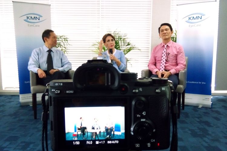 Dari kiri ke kanan arah pembaca, CEO Klinik Mata Nusantara (KMN) Dr, Rudy C Susilo, aktris Widyawati, dan Dr. Ricky E Rooroh, SpM dalam diskusi Edukasi Katarak KMN, Senin (15/7/2019), di Jakarta. 