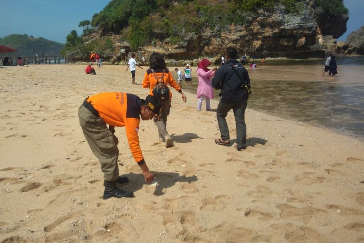 Tim SAR Satlinmas Korwil Ii Gunungkidul Melakukan Patroli di Pantai Drini Untuk Mencari Ubur-ubur Agar tidak Tersentuh Wisatawan Minggu (2/6/2019)
