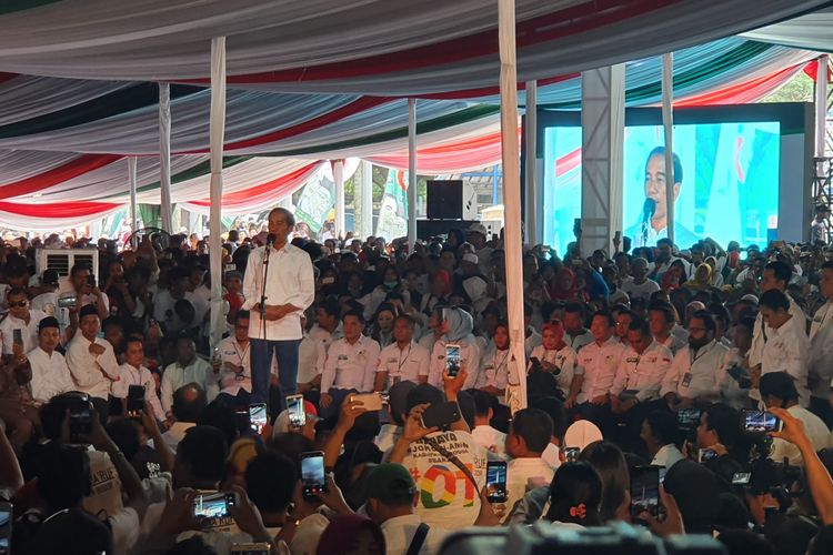 Calon presiden nomor urut 01 Joko Widodo saat kampanye di Sirkuit Sentul, Bogor, Jumat (12/4/2019).