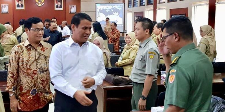 Direktur Jenderal Peternakan dan Kesehatan Hewan I Ketut Diarmita (pertama dari kiri) mendampingi Menteri Pertanian Andi Amran Sulaiman (kedua dari kiri) dalam suatu acara. 