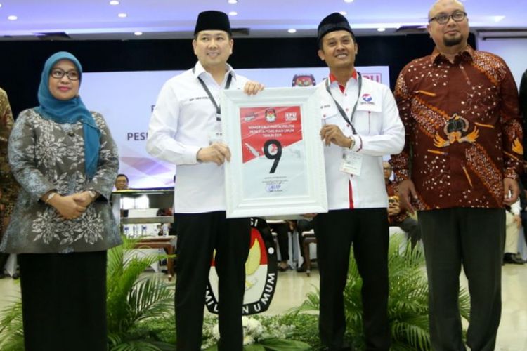 Ketua Umum Perindo Harry Tanoesoedibjo (ketiga dari kiri) menunjukkan nomor urut 9 saat Pengambilan Nomor Urut Partai Politik untuk Pemilu 2019 di Gedung Komisi Pemilihan Umum (KPU), Minggu (18/2/2018). Empatbelas partai politik (parpol) nasional dan empat partai politik lokal Aceh lolos verifikasi faktual untuk mengikuti Pemilu 2019.