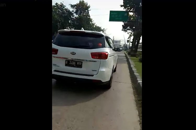 Video Viral pengemudi Kia Sedona 2018 masuk ke busway namun menolak ditilang petugas kepolisian karena mengaku kenal dengan Jenderal Polisi