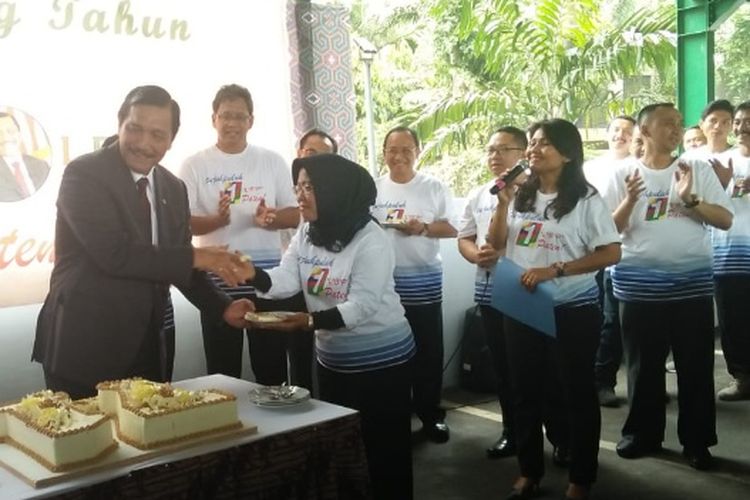 Menko bidang Kemaritiman Luhut Binsar Pandjaitan saat merayakan ulang tahunnya yang ke-71 di Gedung Kemenko Kemaritiman, Jakarta, Senin (1/10/2018).