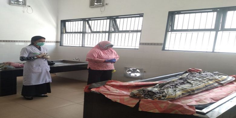 Nenek pemulung saat akan diotopsi di Kamar Jenazah Rumah Sakit Doris Sylvanus Palangkaraya.