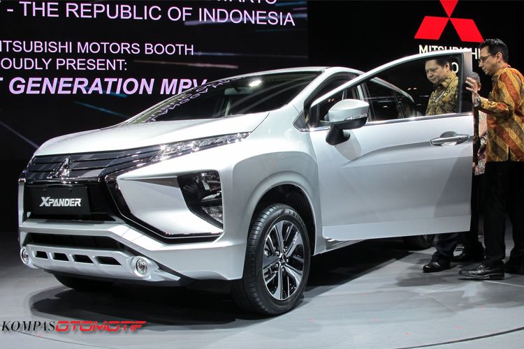Menteri Perindustrian Airlangga Hartatro meninjau Mitsubishi Xpander