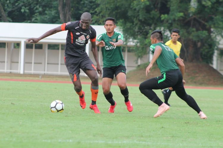 Striker Asing Semen Padang yang sedang menjalani trial Barthelemy pada laga uji coba dengan Timnas U-23,  Selasa (12/3/2019) di Stadion Madya. 