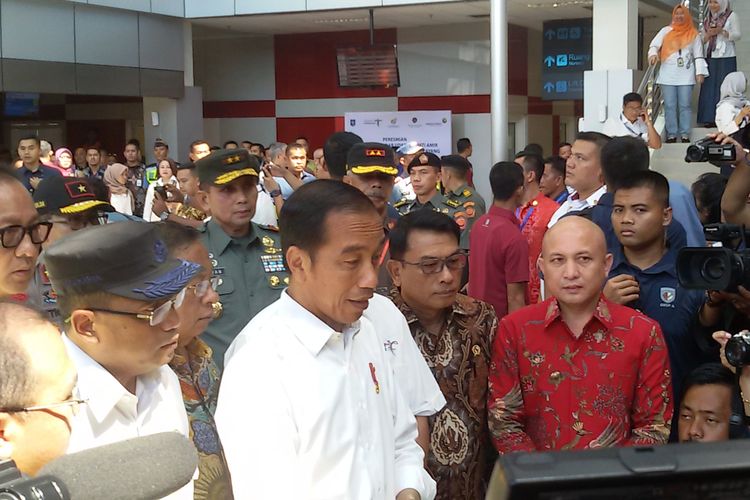 Presiden Joko Widodo saat melayani awak media di Bandara Depati Amir, Pangkal Pinang, Kamis (14/3/2019).