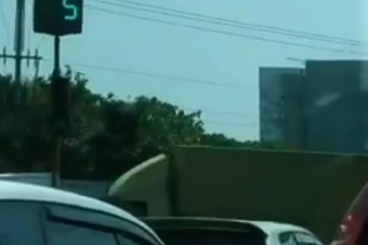 Lampu lalu lintas di pertigaan Jrakah, Kecamatan Tugu, Kota Semarang, Jawa Tengah, mendadak ramai diperbincangkan setelah beredar video lampu lalu lintas berwarna hijau tersebut hanya menyala selama 5 detik.