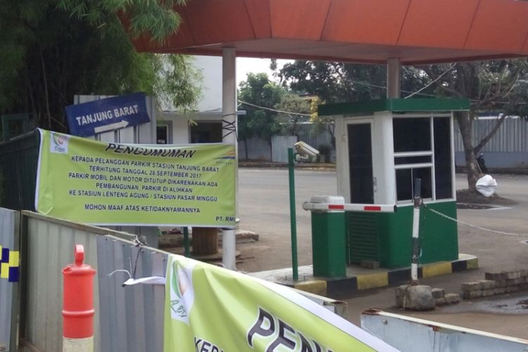 Spanduk pemberitahuan yang dipasang di  pintu masuk parkir di Stasiun Tanjung Barat, Sabtu (30/9/2017). Pada spanduk tersebut tertulis pemberitahuan bahwa lahan parkir tak difungsikan karena adanya proyek pembangunan rumah susun di lokasi tersebut.