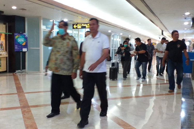 Rombongan KPK beserta pejabat yang terciduk OTT di Surabaya, Jawa Timur, sebelum bertolak ke Jakarta dari Terminal 1 Bandara Juanda Surabaya, Jumat (15/3/2019).