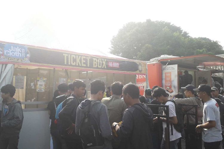 Suasana saat para pengunjung membeli tiker Jakcloth, Istora Senayan pada Selasa (28/05/2019).