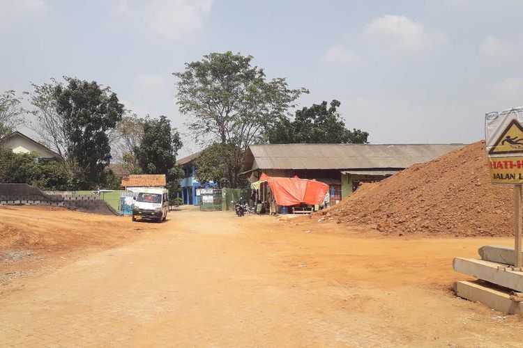 Kondisi SMP Negeri 21 Kota Tangerang yang terkepung tumpukan tanah dan material pembangunan Tol Kunciran-Bandara Soekarno Hatta, Jumat (12/7/2019).