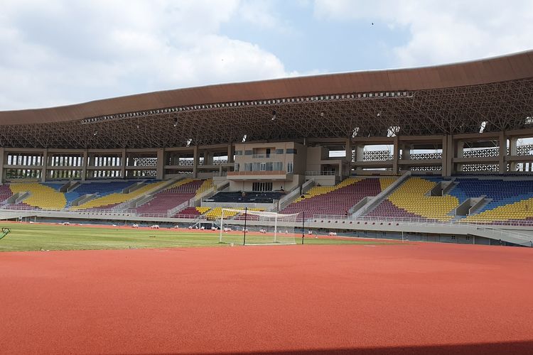 Penampakan Stadion Manahan di Surakarta, Jawa Tengah, yang renovasinya hampir selesai. Rencana, stadion berkapasitas 20.024 kursi itu akan diresmikan pada 9 September 2019.