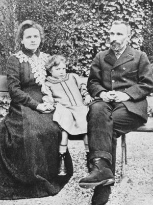 Marie Curie duduk bersama putrinya, Irene, dan suaminya, Pierre Curie. (AFP/ARCHIVES P. ET M. CURIE)
