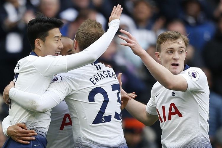 Son Heung-min dkk merayakan gol Lucas Moura pada pertandingan Tottenham Hotspur vs Huddersfield Town dalam lanjutan Liga Inggris di Stadion Tottenham Hotspur, 13 April 2019. 